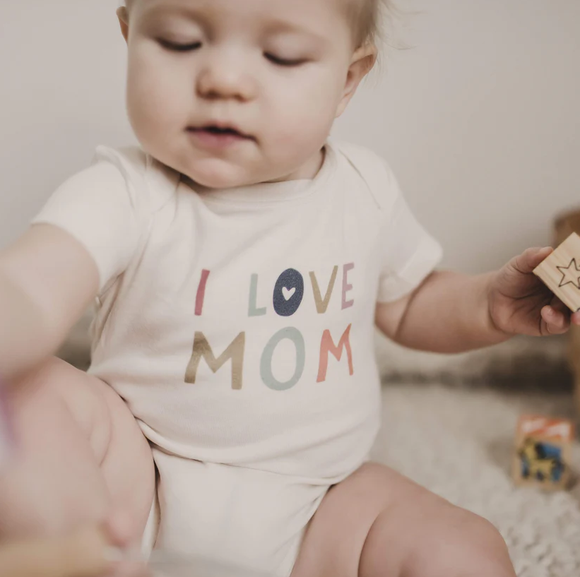 ONESIE LOVE MOM