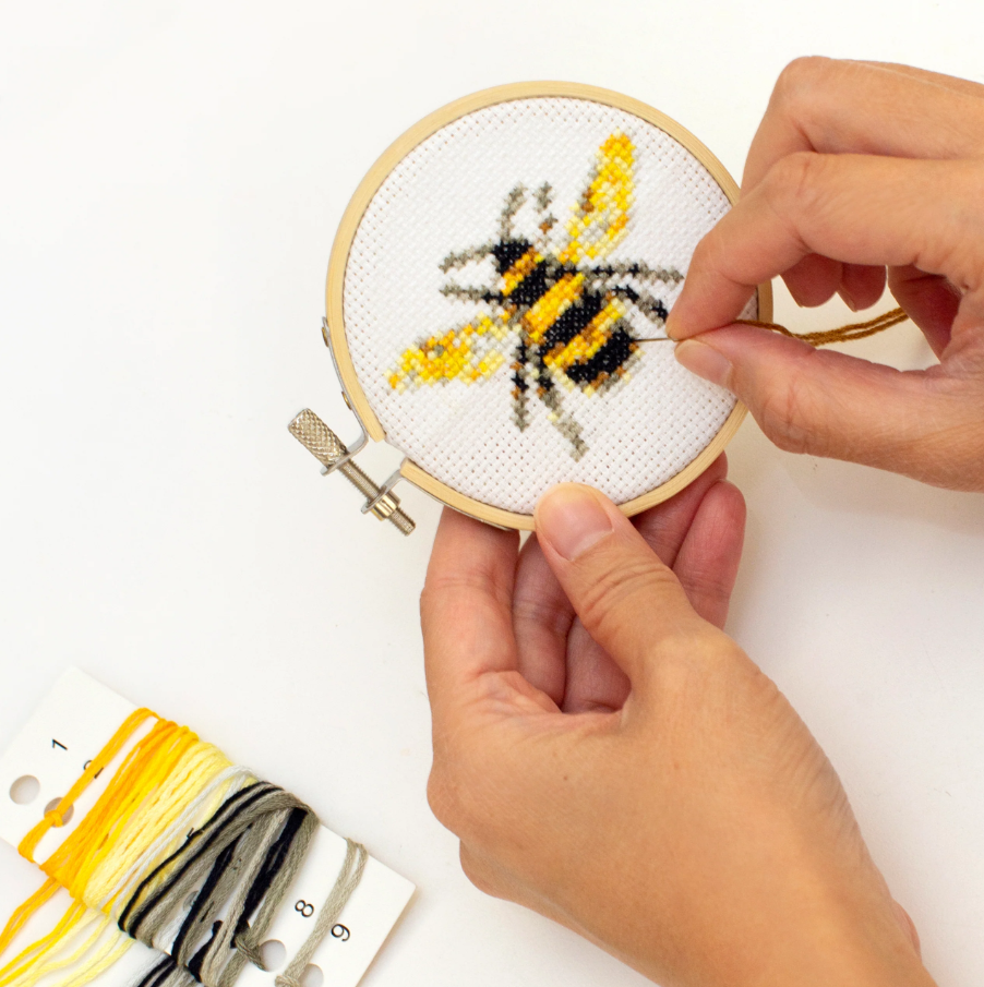 CROSS STITCH BEE KIT