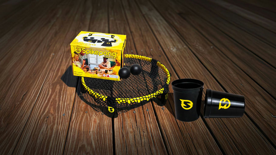 A set of Seliopang fishing nets and cups displayed on a dark wooden plank surface. The set includes a yellow and black net with two black fishing balls and a yellow brand box, alongside two black cups with yellow logos.